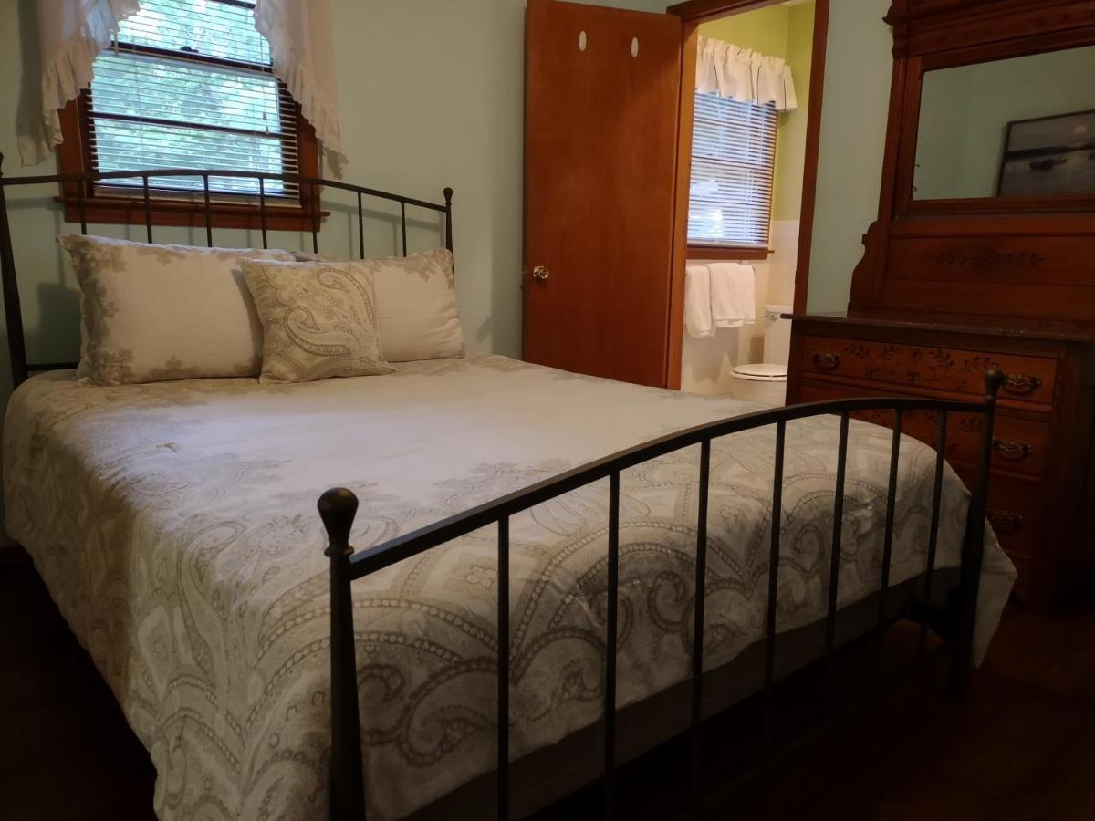 Cozy Creek Hotel